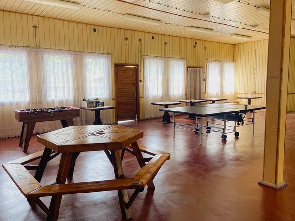 Sala z ping-pongiem i piłkarzykami