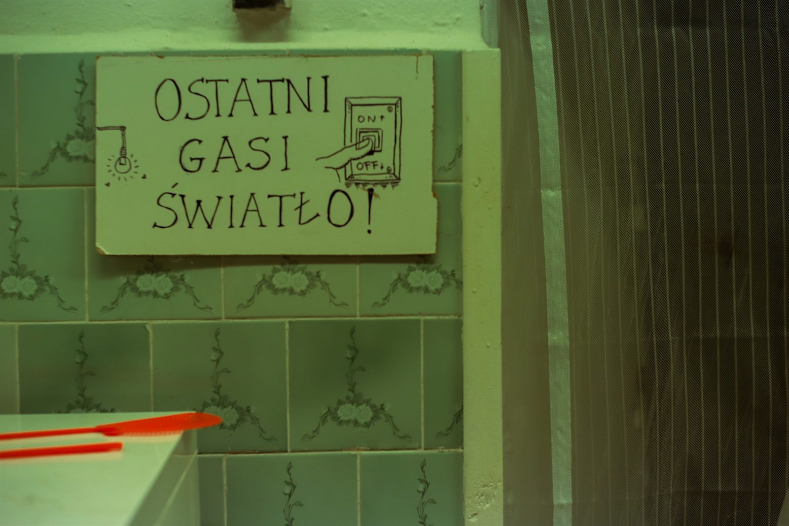 Tabliczka „Ostatni gasi światło!”